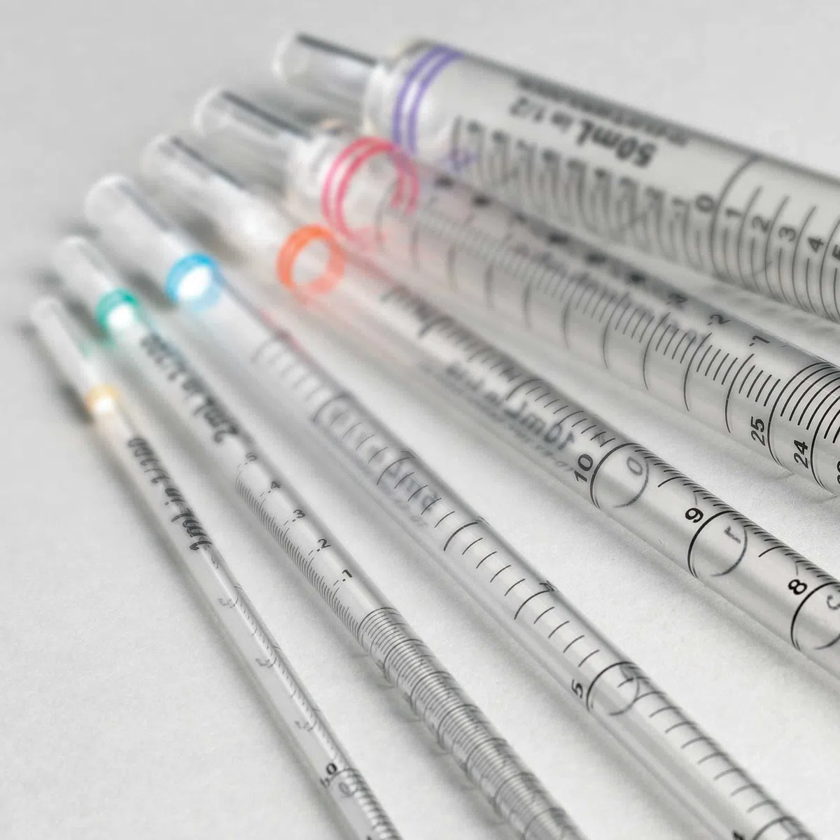 Globe Scientific UniPlast 1740 pipety serologiczne, styropianowe pipety ze standardową końcówką 296 mm, sterylne niebieskie paski, 5 ml, 250 szt